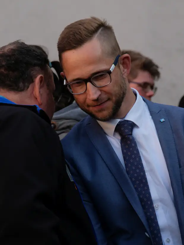 Daniel Wald im Gespräch mit einem Bürger am Rande einer Veranstaltung